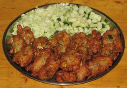 Dārzeņi zirņu miltu mīklā („Pakoras“)